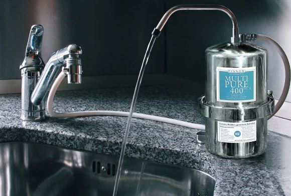 Trinkwasserfilter auf Tisch