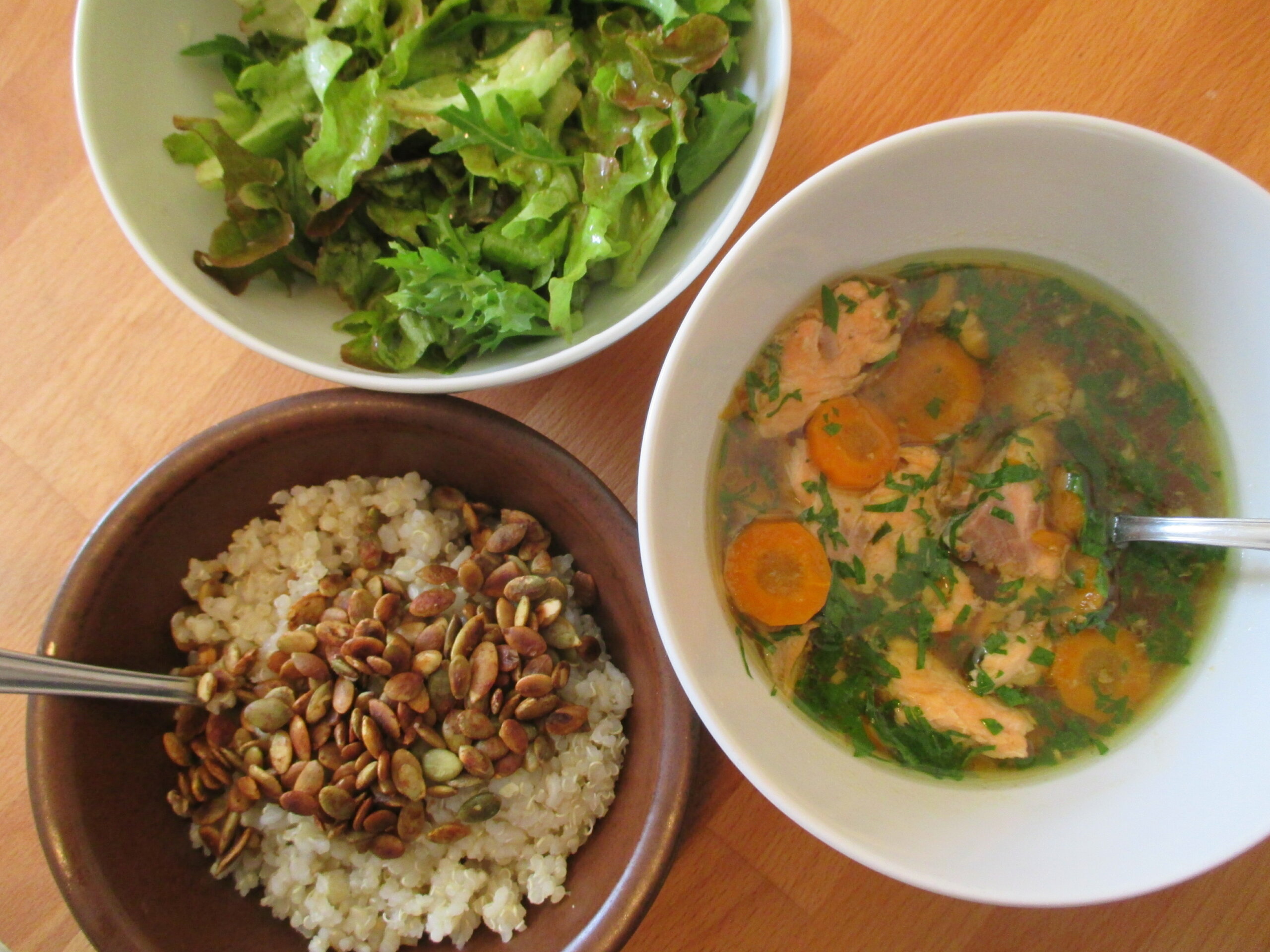 Warmes Frühstück aus Reis, Suppe und Gemüse