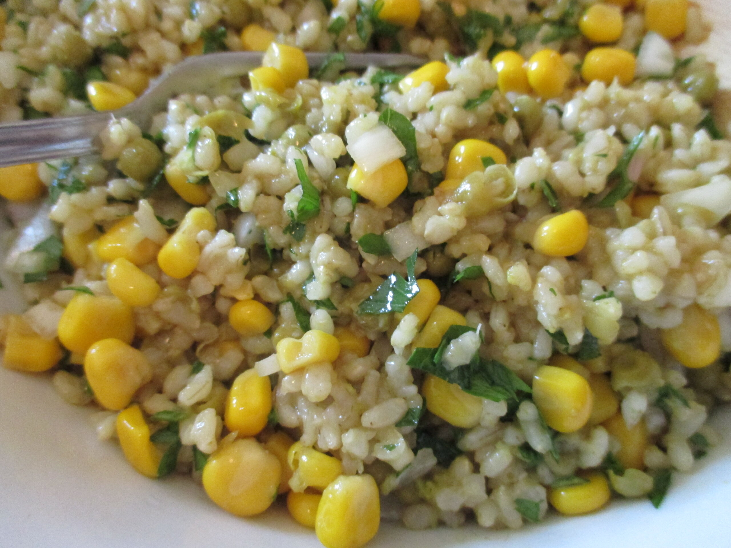 Reissalat mit Mais und Schnittlauch – schnelle, gesunde Mahlzeit aus Vorräten bei Stromausfall